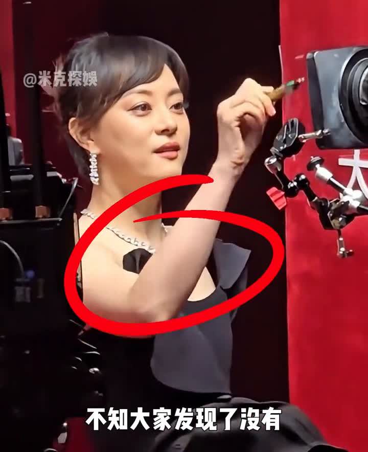 不知大家发现了没有，孙俪无论是出席活动还是在私下里，她总是全国出境，从来不穿暴露