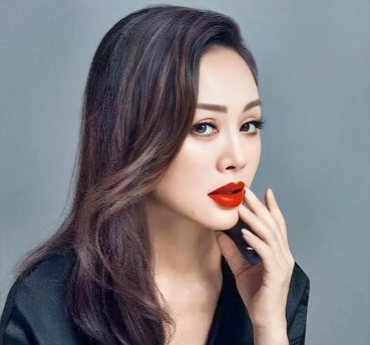 近日，宁静针对“没戏拍”的质疑给出了霸气回应。她直言不讳地表示，并非无戏可拍，而