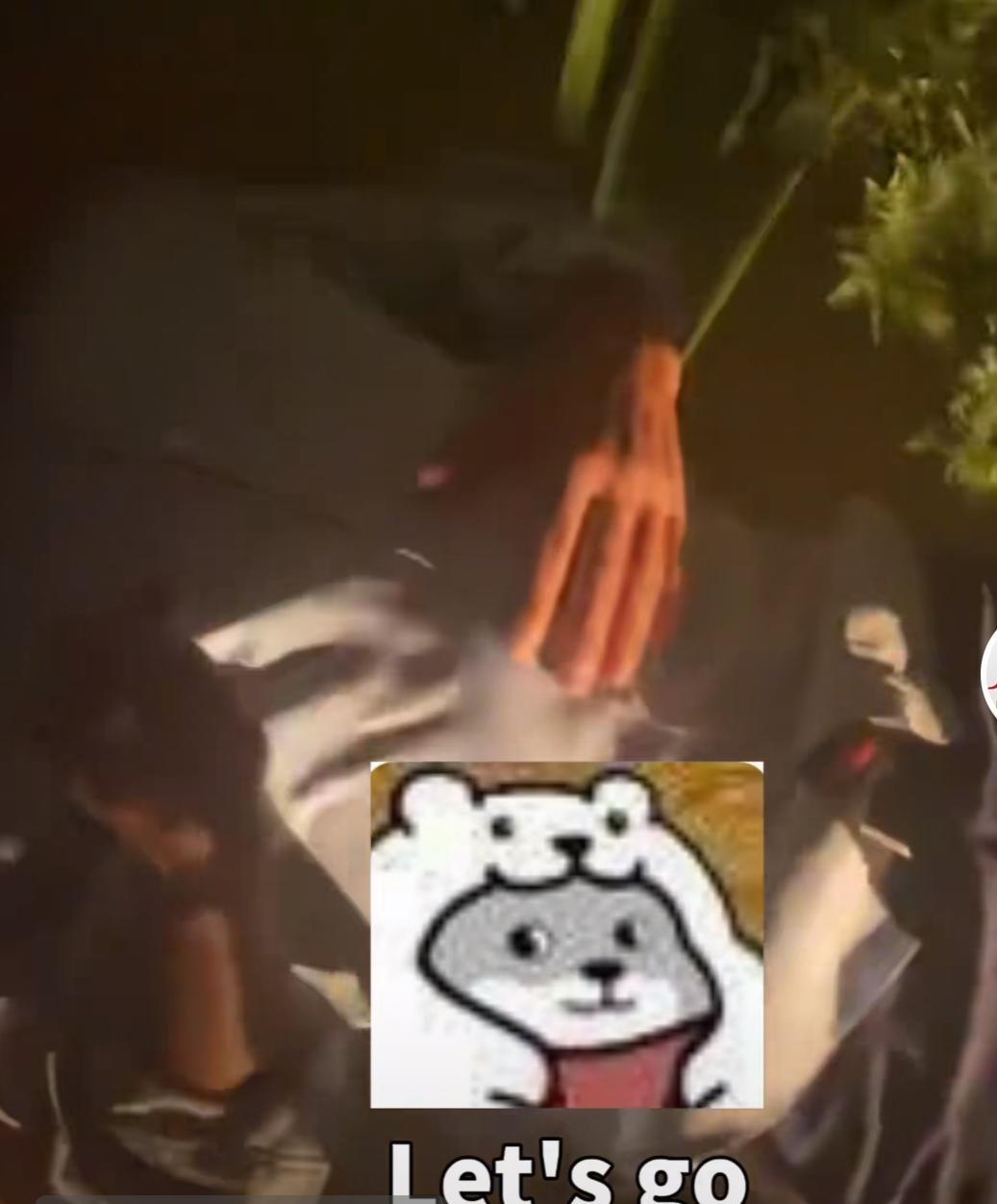 真是笑不活了！
一位穿蓝色衬衫的男子，醉酒倒在路上，路人看到后感觉他会有危险，于