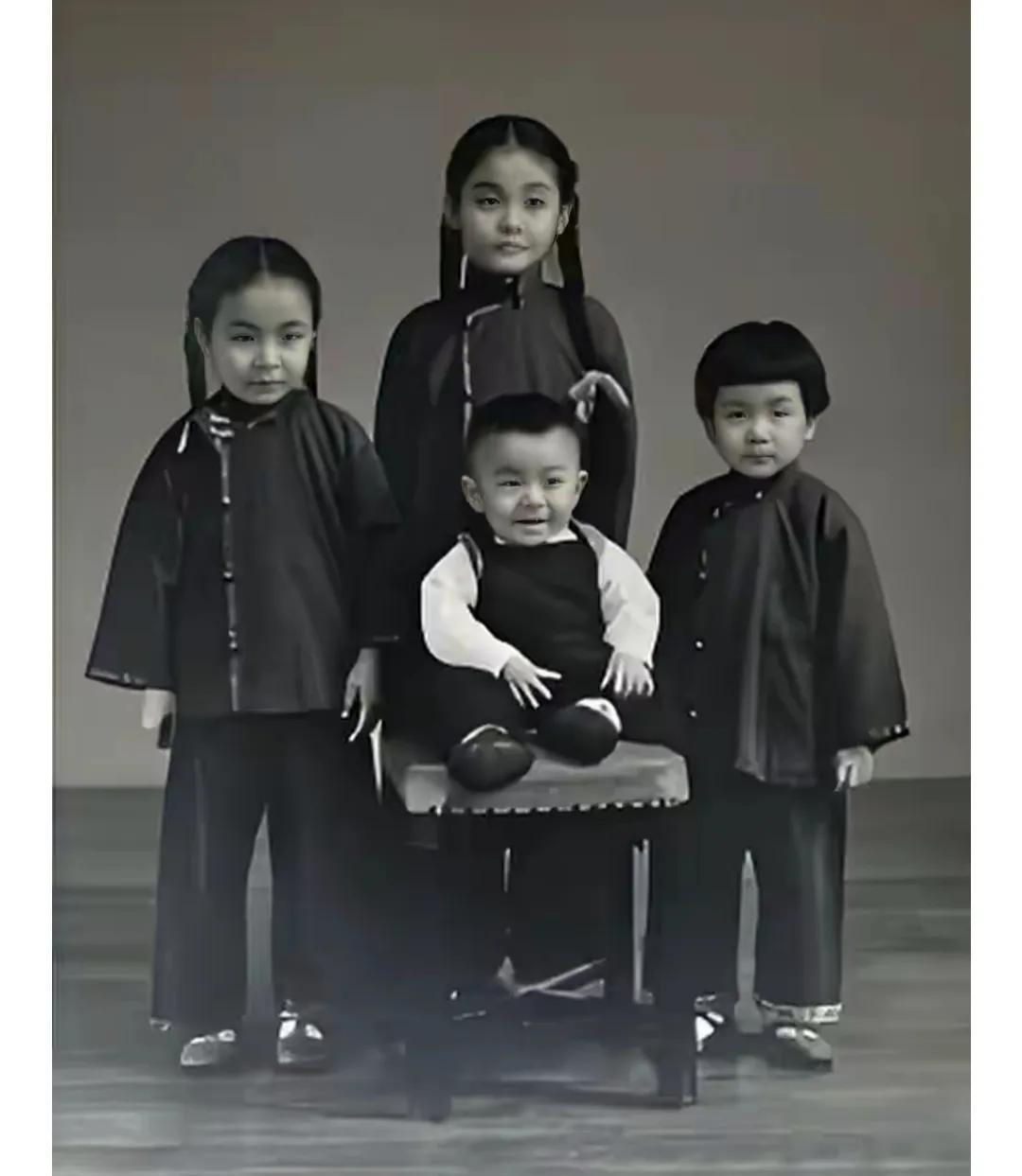 从隋永清跟弟弟妹妹们的合影去看，就算隋永清成为宋庆龄的养女，但是对隋红芳家里的事