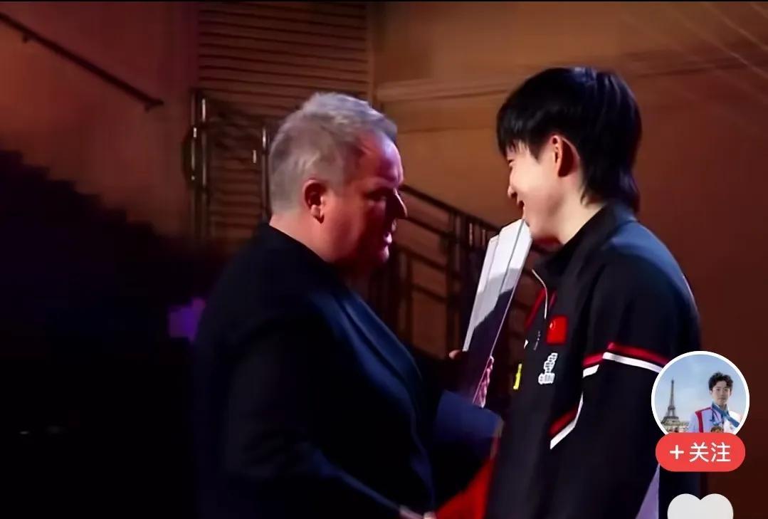 在美国大满贯男单冠军颁奖仪式上，王楚钦再次让大家见证了什么是刻在骨子里的教养。