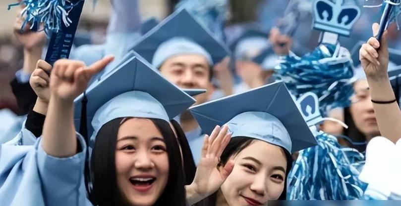美国这波操作真是搬起石头砸自己脚！2025年3月以来，300多名中国留学生突遭签