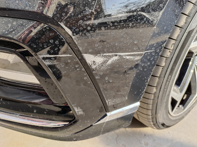 今天把车磕碰了一下
迈腾330豪华这个修理大概多少？