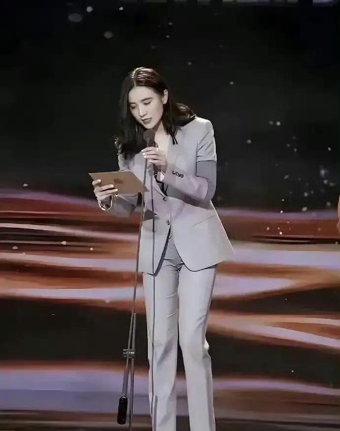 同款西装穿在宋佳与张蕾身上，竟成了照妖镜——宋佳松弛抬肩时，西装裹着的肩颈线条被
