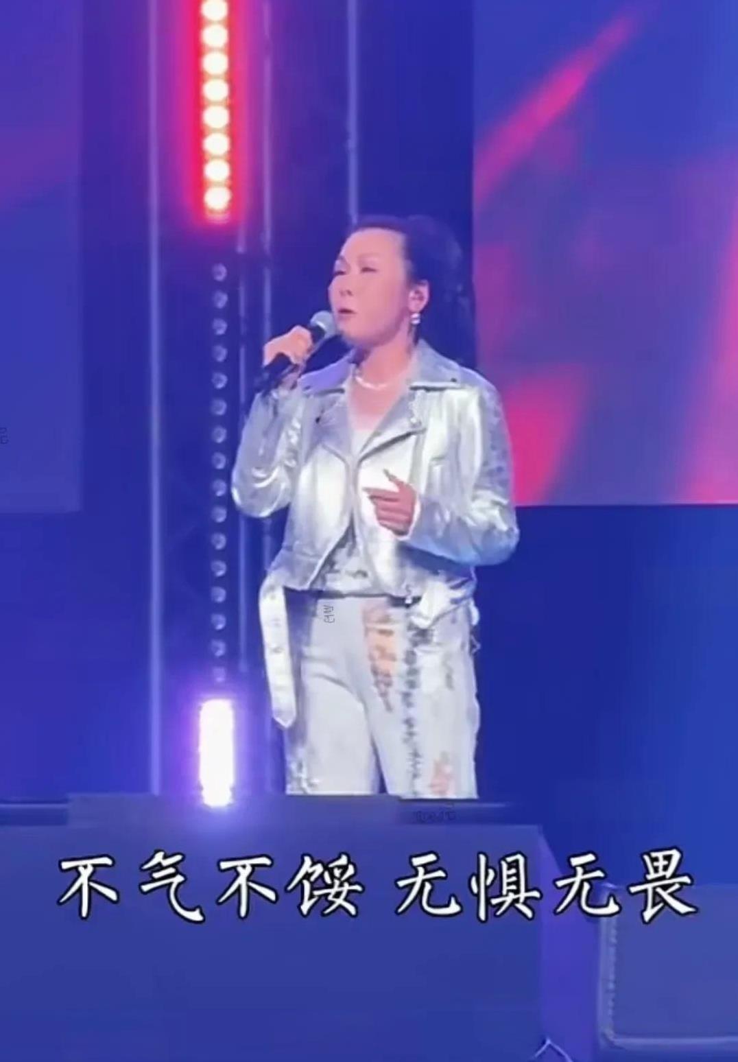 啊！才知道田震也移居澳大利亚了，看近两年也频频回国演出了。视频中看她唱歌可费劲儿