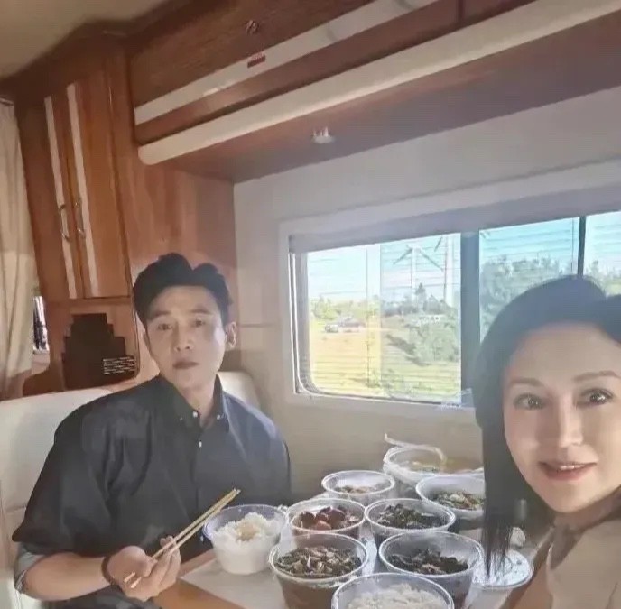 陆毅真有钱，从背景来看应该坐在房车里面，内饰又这么豪华在吃饭