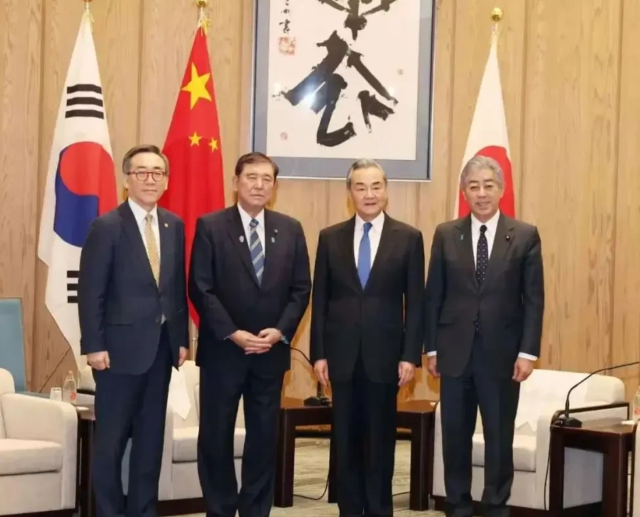 王毅外长曾经担任过三年的驻日大使，日媒用八个字形容他：相貌出众，才华惊人!　近日