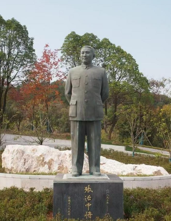 1949年会议时，张治中忽然指着一个人对身旁的毛主席说：这人可厉害哪！抗战之初我