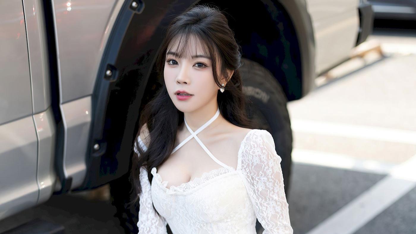 徐莉芝Booty白色上衣搭配牛仔裤性感写真