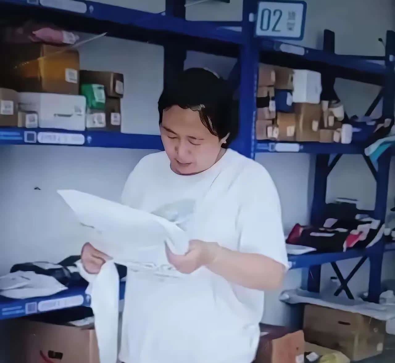 疑似谢浩男母亲在快递站工作照曝光

当下最火的作品家庭当属谢浩男家了吧
曾