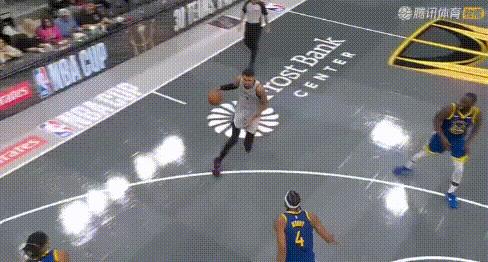 看着好简单——文班再秀招牌自抛自扣！
一个假投就晃过穆迪，然后一个上下步前探——