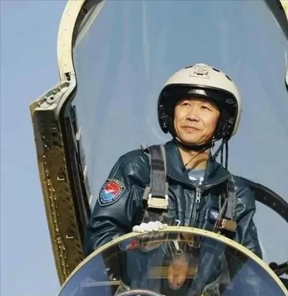 1987年，飞行员徐勇凌驾驶一架歼6战斗机，听错口令，撞上长机，坠毁在云南的深山