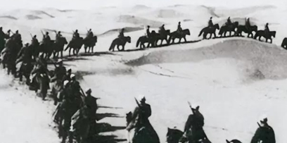 1949年12月，解放军在追击马家军残匪时，司号兵杨忠孝打死了一个穿着与众不同的