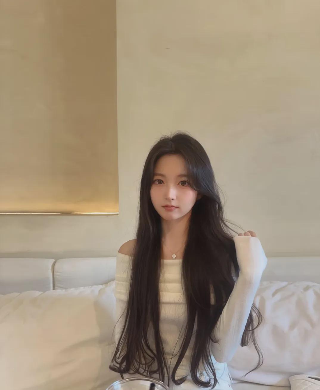 你信不信，
男人长得好看，
也会令女人，
瞬间怦然心动，
若身材高挑，
