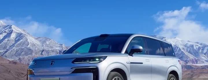 中国科技越来越强这款腾势N9放肆越野型底盘过硬离地面挺高的，他在前后没车的情况下