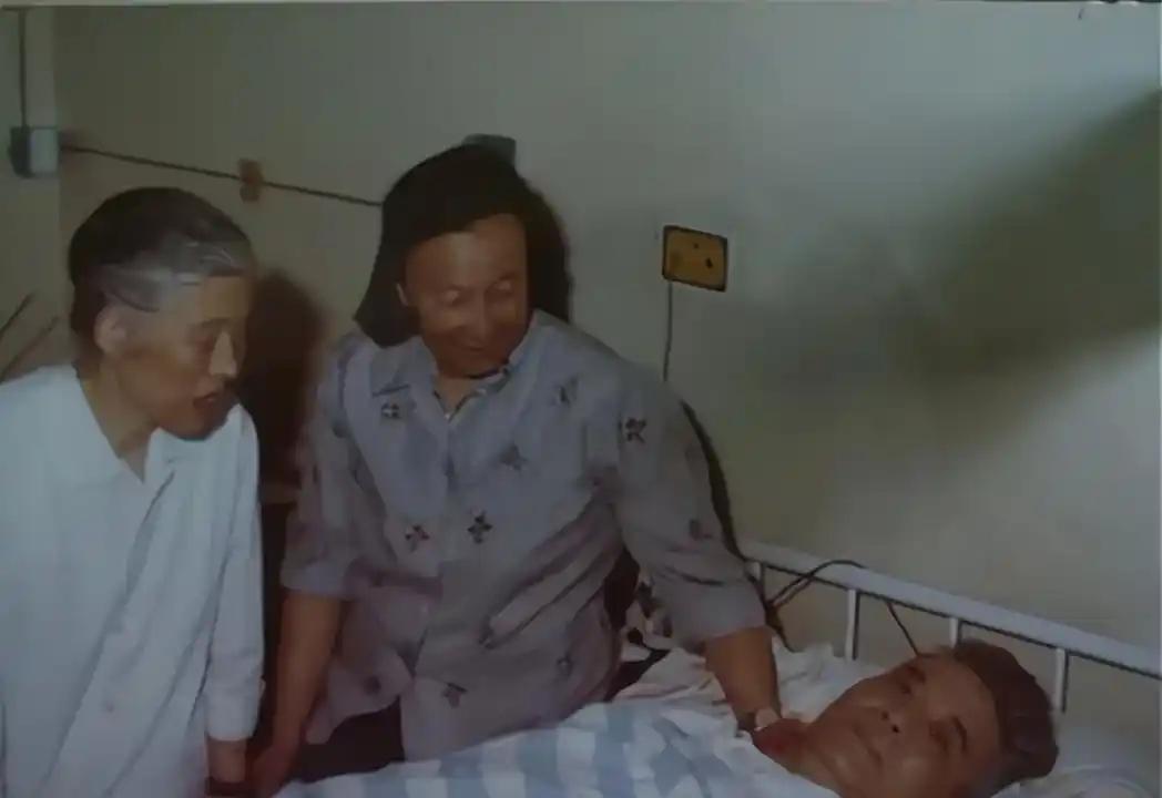 1986年，弥留之际的邓稼先向中央提出一份建议书，指出世界上的核弹理论水平接近极