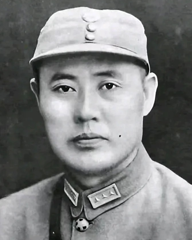 傅作义将军在平津战役中选择了率部起义，使北平得以完整地回到了人民的手中，避免了生