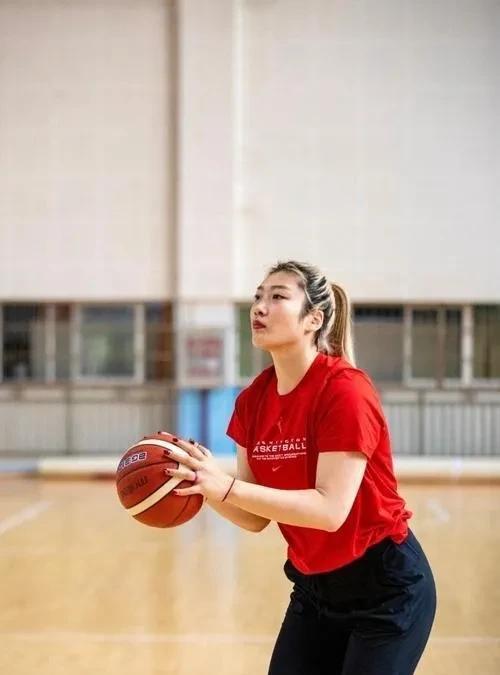 李梦减肥成功只为备战亚洲杯
为了备战2025年女篮亚洲杯，中国女篮从北京时间6月