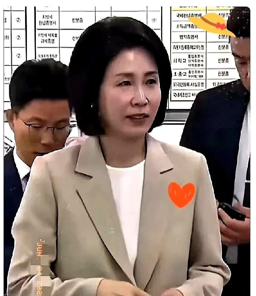 李在明夫人首次公开亮相











---











李在