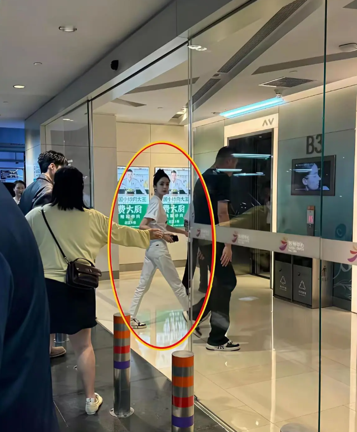 网友在商场遇见古力娜扎，真有这么瘦？