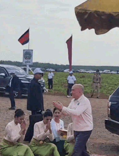 西哈莫尼巧妙守住王位不被动











柬埔寨国王西哈莫尼看似低调，实