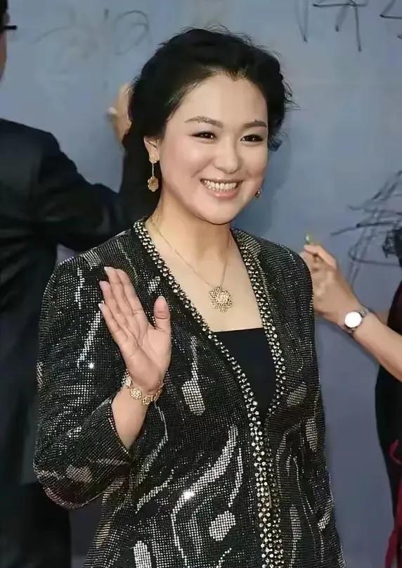 沈傲君笑起来很好看，一看就是有福气的女人，妥妥的女神一枚！
虽然胖一点，但是一看