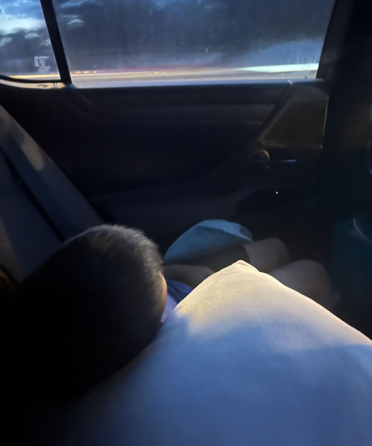 车坏了搭了同事的车，她家小娃和我坐在后排。边听着理想i8发布会，边看小娃他看着窗