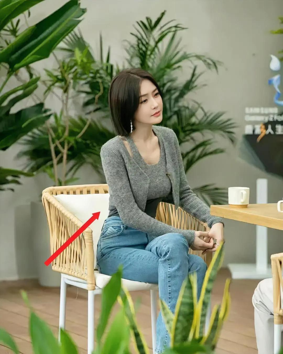 我问老公，秦岚除了身材好点，也不算漂亮，为啥很多人把她当女神？
老公沉默了一会，
