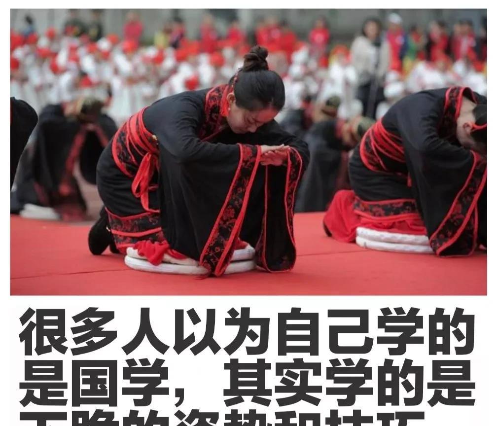 在图片里，有一群身着传统服饰的人正跪着进行某种仪式。图片下方的配文是“很多人以为