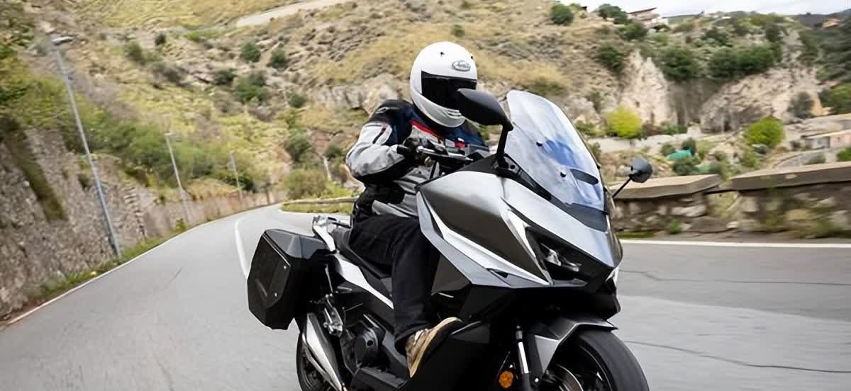 4款顶级大踏板全面对比：佛沙750、TMAX、AK550、TTLBT 谁是王者？