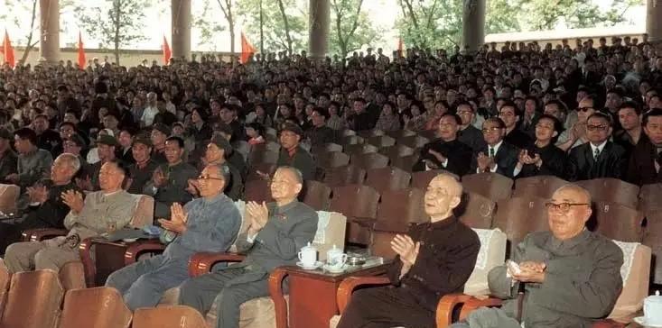 1973年5月1日，北京中山公园举行的五一劳动节游园活动，前排右起依次为朱德、李