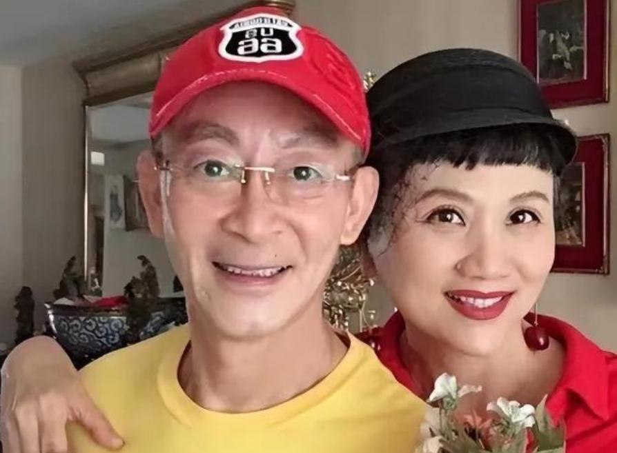 1995年，六小龄童的妻子因生不出儿子，主动提离婚。没想到丈夫3句话就让她瞬间泪