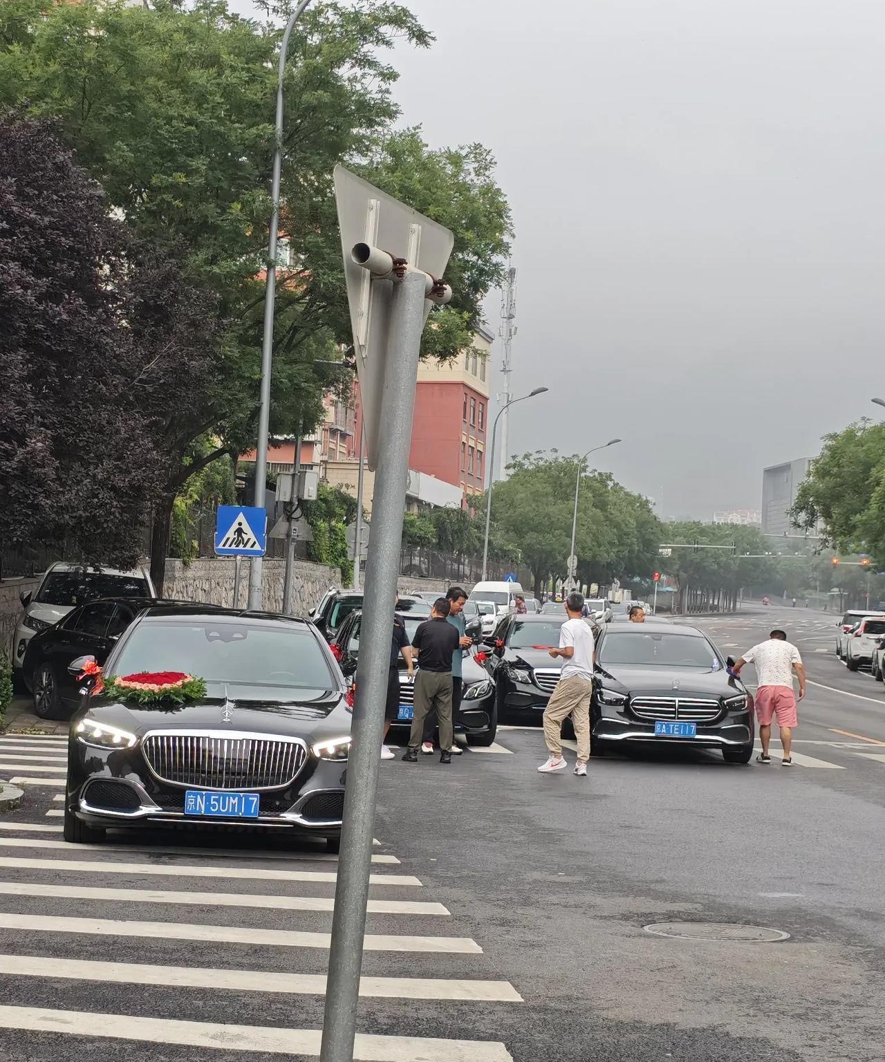 #我的宝藏兴趣#
现在结婚接亲的车还是大奔多，还没有看见过用比亚迪、小米、问界等