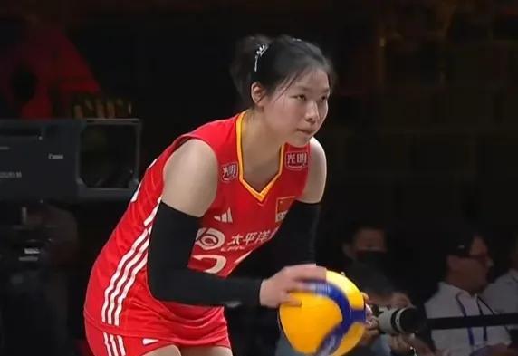 中国女排在世界女排联赛上，
首战告捷，值得点赞，也值得期待。
然而，这场比赛最大