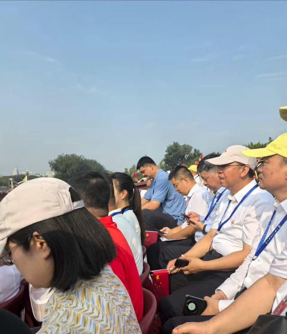 大姚这身高，果然到哪里都是非常瞩目的存在，一眼就能看到他！
卸任之后，现在的姚明