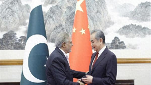 打不起来！巴铁一通电话打到北京，王毅外长接到了，连做三个支持