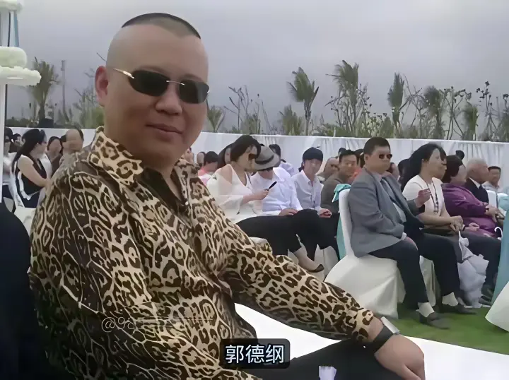 2011年郭德纲参加汪小菲与大S婚礼，在婚礼上的一幕，墨镜豹纹上衣十分的潮