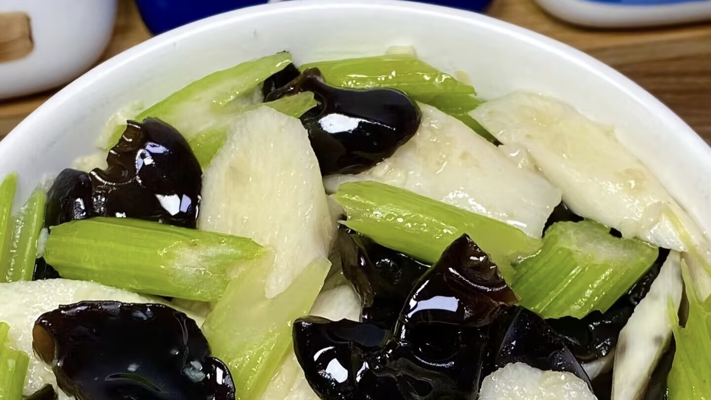 脆嫩三重奏！芹菜木耳炒山药，一口吃出健康好气色