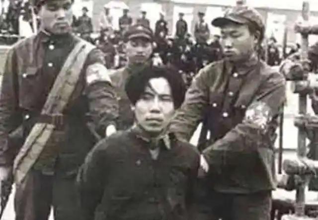 1951年1月，戴笠的儿子戴善武被五花大绑，跪在地上即将被执行死刑。被枪毙的时候