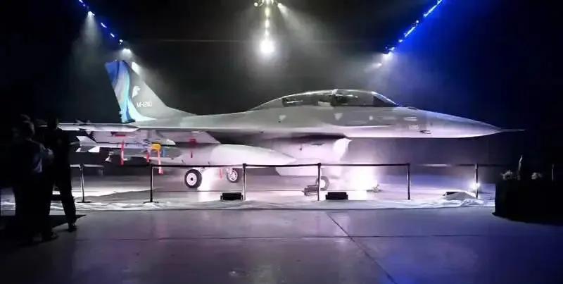 阿根廷购买的二手F-16到货，我们不遗余力地许以各种优惠条件让他们购买歼-10C