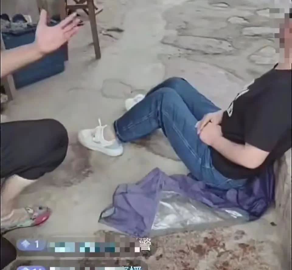 气死了！女子瘫在地上，哭着说，儿子车祸去世，赔了60万，老公从去年11月，多次打