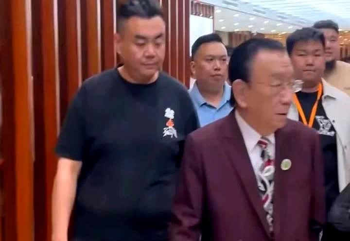 侯耀华再次霸气侧漏！

这次他来到的地方，不是杨议的相声园子，而是张伯鑫的全