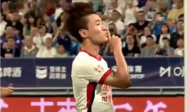 就像这次有人用喇叭喊骂韦世豪家人，这就属于 “当众骂人” 的典型情况。
有网民在