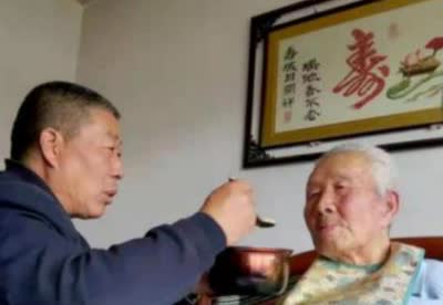 2023年，湖北一快递员救下一位车祸老人，却遭老人女儿反咬一口，致使快递员负债1