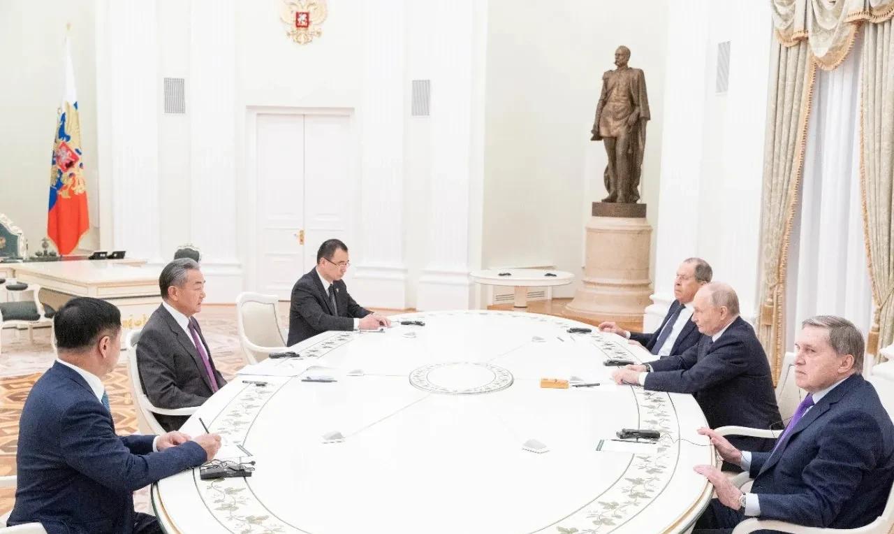 中俄达成约定
当地时间4月1日，王毅应邀出访俄罗斯，随后会见了拉夫罗夫以及俄罗斯