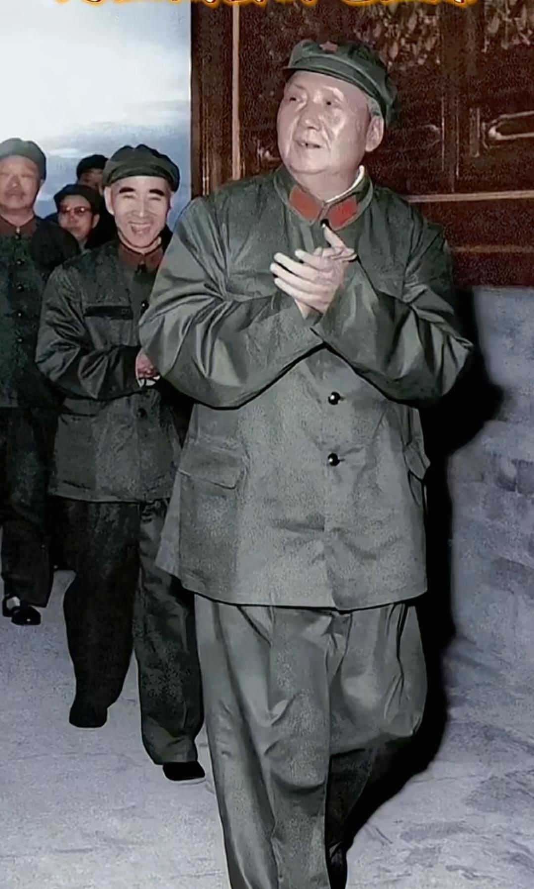 天安门城楼上的伟人风采！
1966年，北京，阳光洒在庄严的天安门城楼上。毛主席身