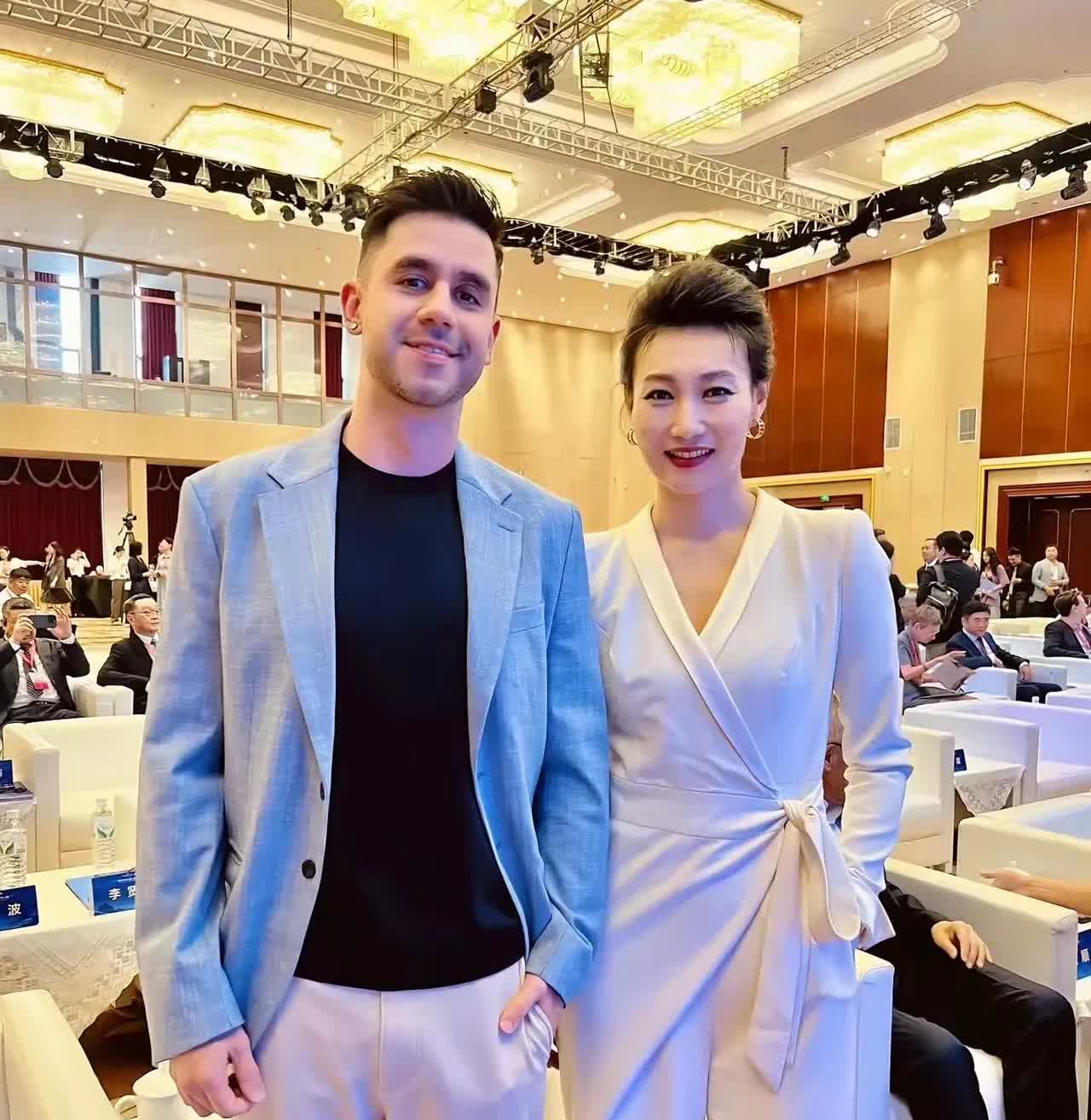 李梓萌与外国友人合影照
她的身材也是太美了，就这样的简单穿搭也是足够吸引眼球
