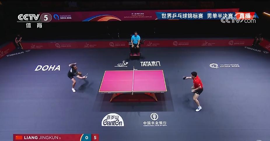 现场喊叫的梁靖崑粉丝们，真是扰民啊！世乒赛男单半决赛，雨果对阵梁靖崑，前两局梁靖