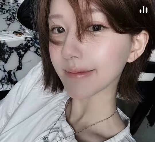赵露思合同的事终于弄明白了！
​2016年她和银河酷鱼签了10年约，收益五五分