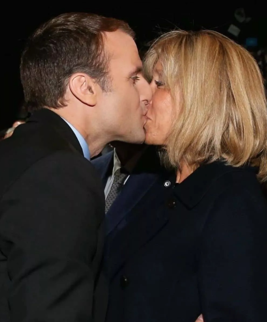 48岁的法国总统马克龙到哪里都不忘记和72岁的娇妻布丽吉特秀恩爱，哪怕是波涛汹涌